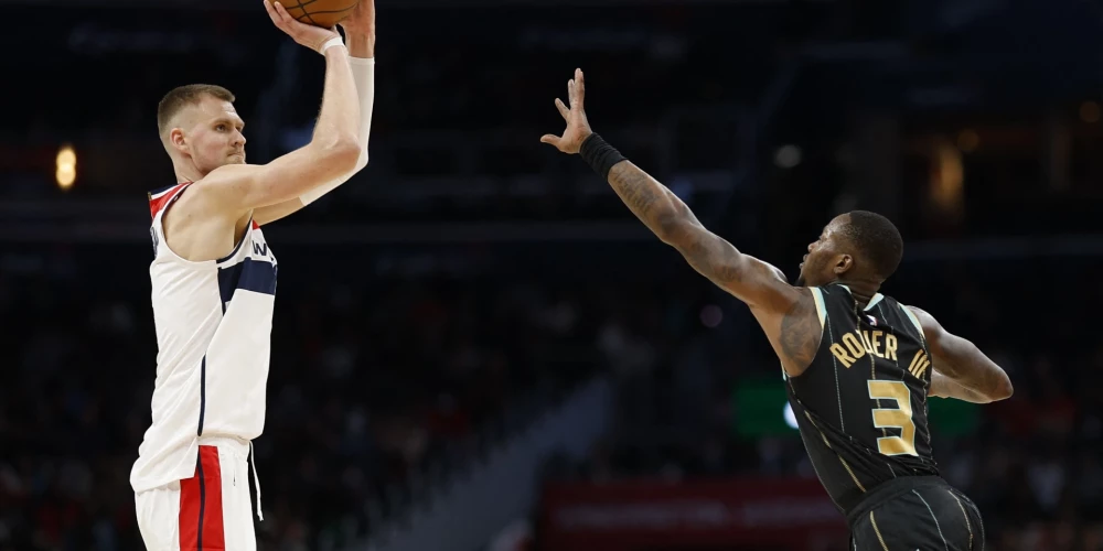 Astoņi realizētie tālmetieni ir Kristapa Porziņģa karjeras rekords. Šeit pret viņu aizsardzībā Terijs Rozjērs.