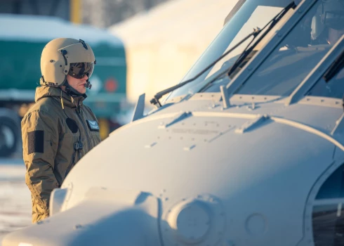 VIDEO: “Ļoti moderni, jaudīgi un droši,” mūsu pilots par Latvijas Gaisa spēku jaunajiem helikopteriem “Black Hawk”