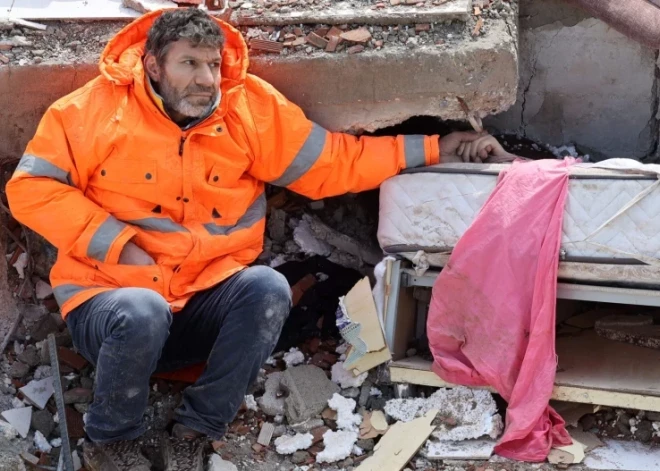 Фото из Турции, где боль не описать словами: отец держит за руку погребенную под завалами дочь