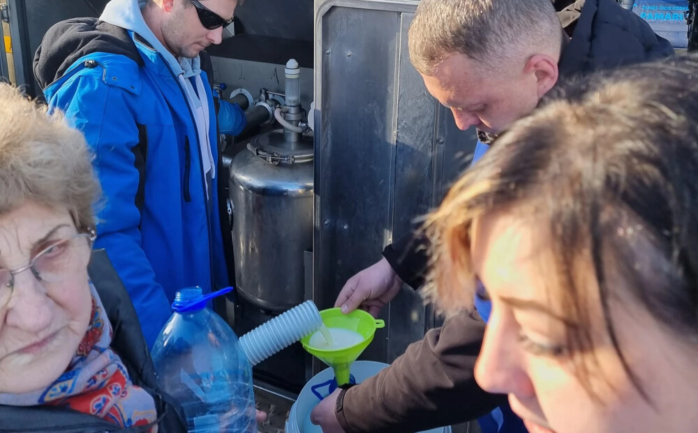 Lietuvieši gāž pienu grāvjos; Latvijā piena ražotāji gatavi plašiem protestiem