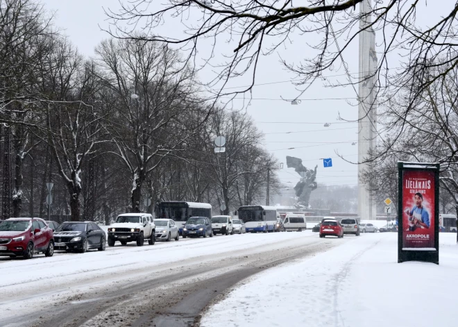 В пятницу в Латвии ожидаются метель, ветер и дождь