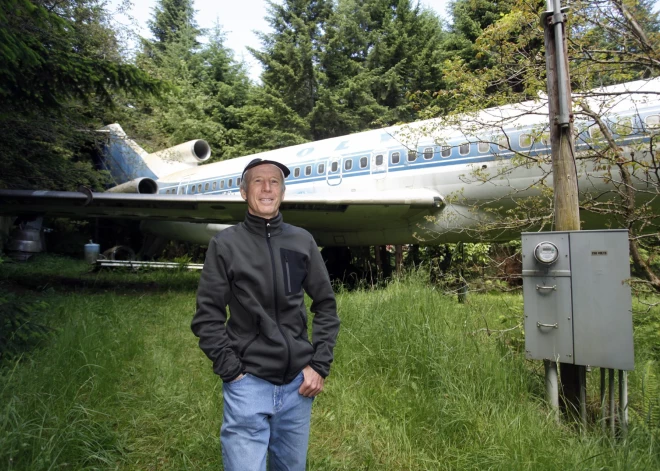 Kempbels jau vairāk nekā 20 gadus dzīvo savā lidmašīnā - arī "Boeing 727" - Hillsboro mežā Oregonā.