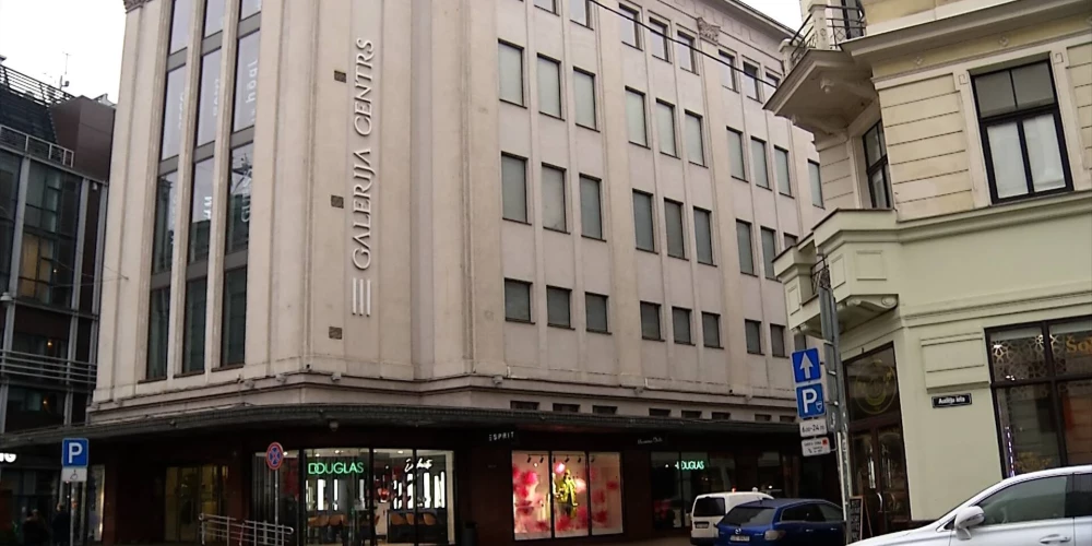 Ограбление произошло недалеко от торгового центра Galerija centrs. (Фото: скриншот видео TV3)