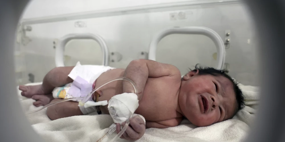 Tūkstošiem cilvēku izteikuši vēlmi adoptēt no drupām Sīrijā izglābto mazuli