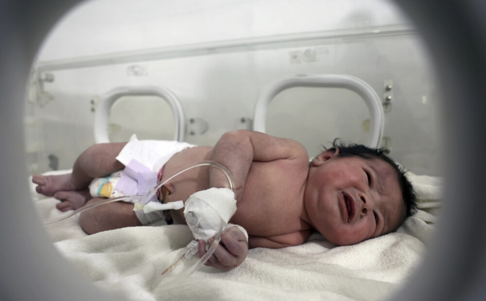 Tūkstošiem cilvēku izteikuši vēlmi adoptēt no drupām Sīrijā izglābto mazuli