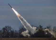 Ukrainas armijas augstas mobilitātes artilērijas raķešu sistēma (HIMARS) tuvu frontes līnijai Hersonas apgabalā, Ukrainā, 2022. gada 5. novembrī (izdota 2022. gada 7. novembrī)