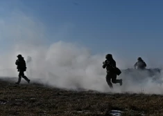 Ukrainas militārpersonas apmeklē militārās mācības saistībā ar Krievijas uzbrukumu Ukrainai poligonā Zaporižjas reģionā, Ukrainā 2023. gada 8. februārī. 