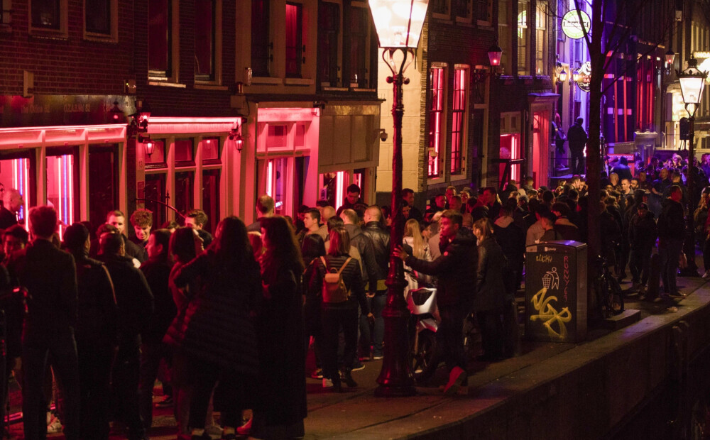 Amsterdama aizliedz marihuānas lietošanu sarkano lukturu rajonā