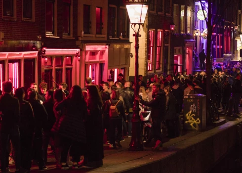 Amsterdama aizliedz marihuānas lietošanu sarkano lukturu rajonā