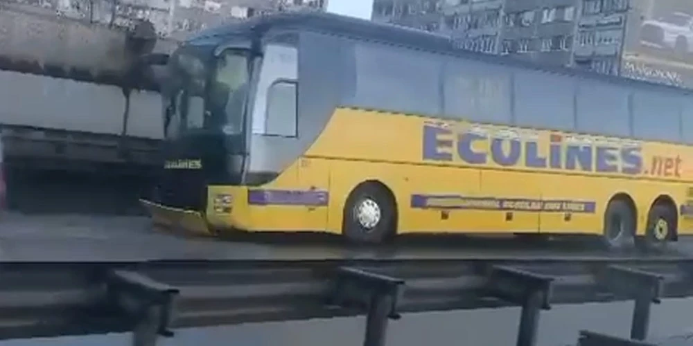 Uz Dienvidu tilta avarējušais "Ecolines" autbouss.