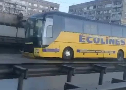 VIDEO: Rīgā uz Dienvidu tilta avarējis "Ecolines" autobuss; Dārzciemā veidojas sastrēgumi