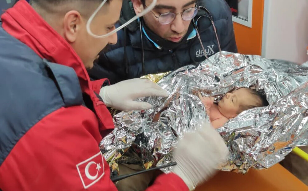 Sērās Turcijā paspīd arī pa cerību stariņam: pēc četrām dienām no drupām dzīvus izvelk māti ar mazuli