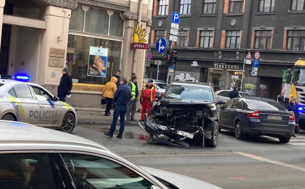FOTO: smaga avārija pašā Rīgas centrā - BMW vadītājs izraisa sadursmi ar četrām automašīnām