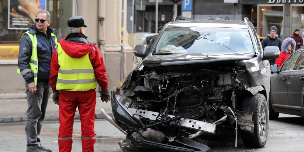 Satiksmes negadījums Brīvības ielā, kurā notikusi piecu automašīnu sadursme.