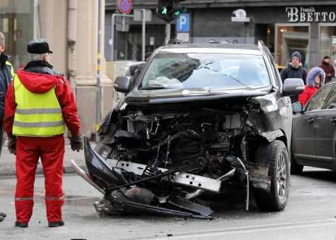 ВИДЕО: в центре Риги произошло жуткое ДТП с участием пяти машин; 4 человека доставили в больницу