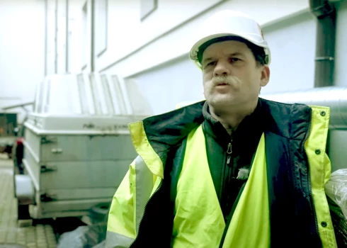 VIDEO: Vilis Daudziņš komiskā veidā izsmej ieilgušo JRT ēkas remontu