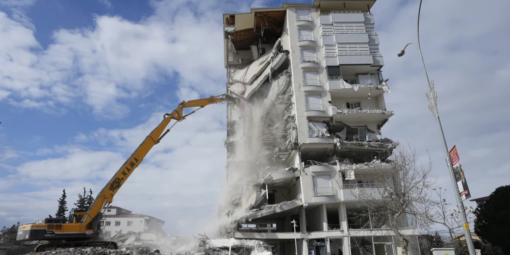 Turcijā pat sabrukušas ēkas, kurām vajadzēja izturēt zemestrīci 