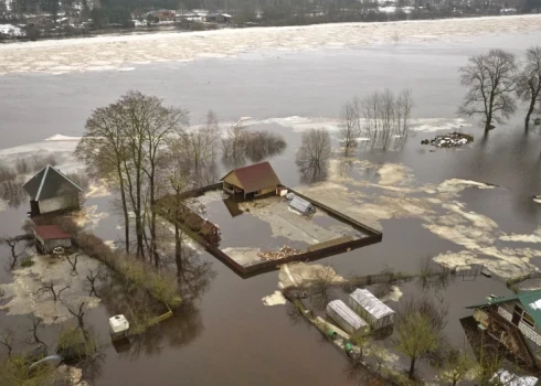 Наводнение в Екабпилсе, 13 января 2023 года. (Фото: LETA) 