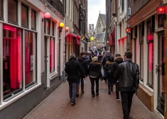 Amsterdama aizliegs smēķēt marihuānu sarkano lukturu rajona ielās