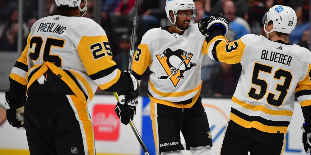 Bļugers (#53) rezultatīvi piespēlēja Pjēram Olivjē Džozefam (#73) mača pirmo vārtu guvumā.