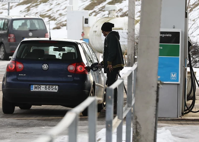 Rīgā un Viļņā ievērojami kritušās benzīna cenas, bet autogāzes cena palikusi nemainīga