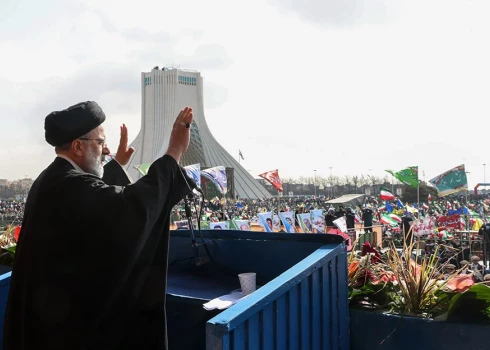 "Nost ar ASV!" Desmitiem tūkstošu irāņu atzīmē Islāma revolūcijas 44. gadadienu