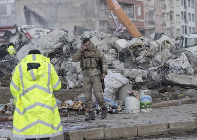 Шокирующее видео: спасателей в Турции завалило обломками здания, пока они пытались достать пострадавших