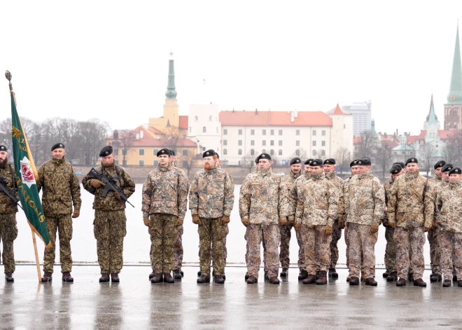 Uz AB dambja norisinās Zemessardzes 1. Rīgas brigādes komandiera maiņas ceremonija, kur līdzšinējais brigādes komandieris pulkvedis Kaspars Pudāns 1. Rīgas brigādes karogu pasniedz pulkvežleitnantam Normundam Baranovam.