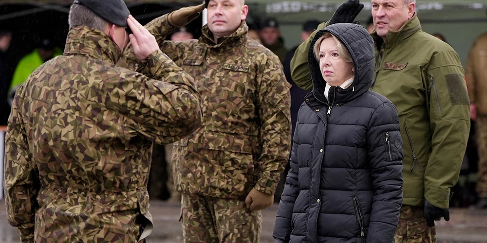 Zemessardzes 1. Rīgas brigādes štāba priekšnieks pulkvežleitnants Normunds Baranovs (no kreisās), Nacionālo bruņoto spēku komandieris ģenerālleitnants Leonīds Kalniņš un aizsardzības ministre Ināra Mūrniece piedalās Zemessardzes 1. Rīgas brigādes komandiera maiņas ceremonijā uz AB dambja, kur līdzšinējais brigādes komandieris pulkvedis Kaspars Pudāns 1. Rīgas brigādes karogu pasniegs pulkvežleitnantam Normundam Baranovam. 