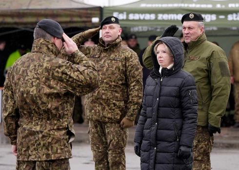 Spītējot lietum, uz AB dambja aizvadīta Zemessardzes 1.Rīgas brigādes komandiera maiņas ceremonija