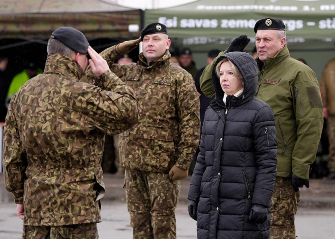 Zemessardzes 1. Rīgas brigādes štāba priekšnieks pulkvežleitnants Normunds Baranovs (no kreisās), Nacionālo bruņoto spēku komandieris ģenerālleitnants Leonīds Kalniņš un aizsardzības ministre Ināra Mūrniece piedalās Zemessardzes 1. Rīgas brigādes komandiera maiņas ceremonijā uz AB dambja, kur līdzšinējais brigādes komandieris pulkvedis Kaspars Pudāns 1. Rīgas brigādes karogu pasniegs pulkvežleitnantam Normundam Baranovam. 