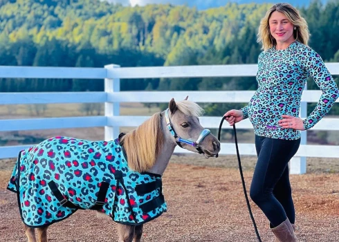 Милота дня! Женщина начала создавать наряды для миниатюрных лошадей и их владельцев