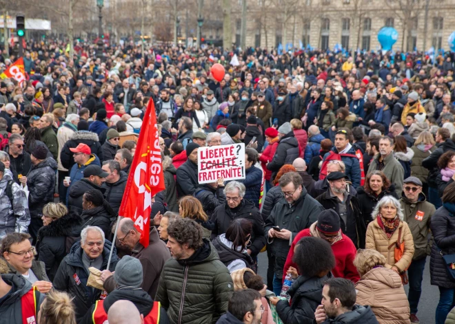 Simtiem tūkstoši cilvēku Francijā protestē pret ierosinājumu palielināt pensionēšanās vecumu