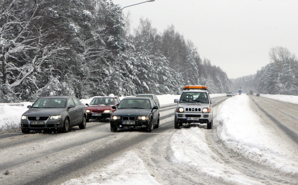 Vietām Latvijā apledojums apgrūtina braukšanas apstākļus