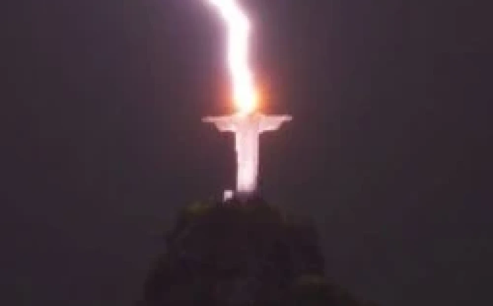 PHOTO: Lightning strikes the head of the world-famous Christ the Redeemer statue