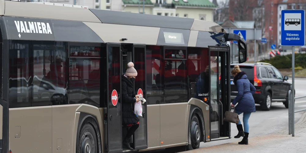 Autobuss Valmieras Vidzemes Augstkolas pieturvietā.