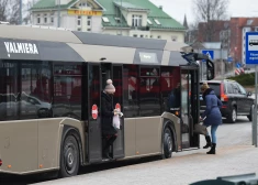 Autobuss Valmieras Vidzemes Augstkolas pieturvietā.