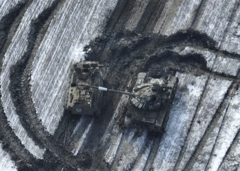 Šajā Ukrainas bruņoto spēku attēlā, kas uzņemts 2023. gada februārī, redzami bojāti Krievijas tanki laukā pēc uzbrukuma mēģinājuma Vuhledarā, Ukrainā.
