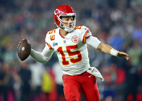 VIDEO: Mahoumss sekmē atspēlēšanos un aizved "Chiefs" līdz trešajai uzvarai "Super Bowl"