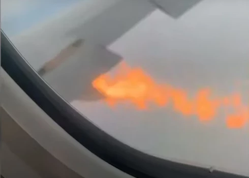 Пассажир снял на видео загоревшееся крыло самолета