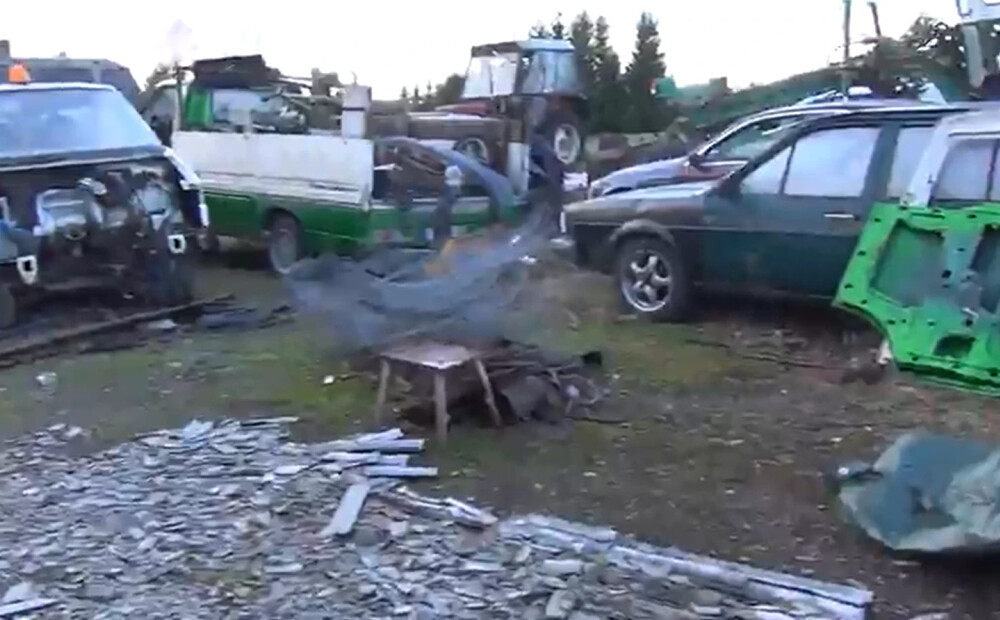 VIDEO: izsekojot auto zagli, privātmājas pagalmā Ķekavas pusē uziet lērumu zagtu automašīnu detaļu 