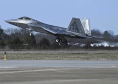 Iznīcinātājs "F-22" izlido no "Langley–Eustis" bāzes Virdžīnijā, lai notriektu Ķīnas aerostatu. 2023. gada 4. februārī.