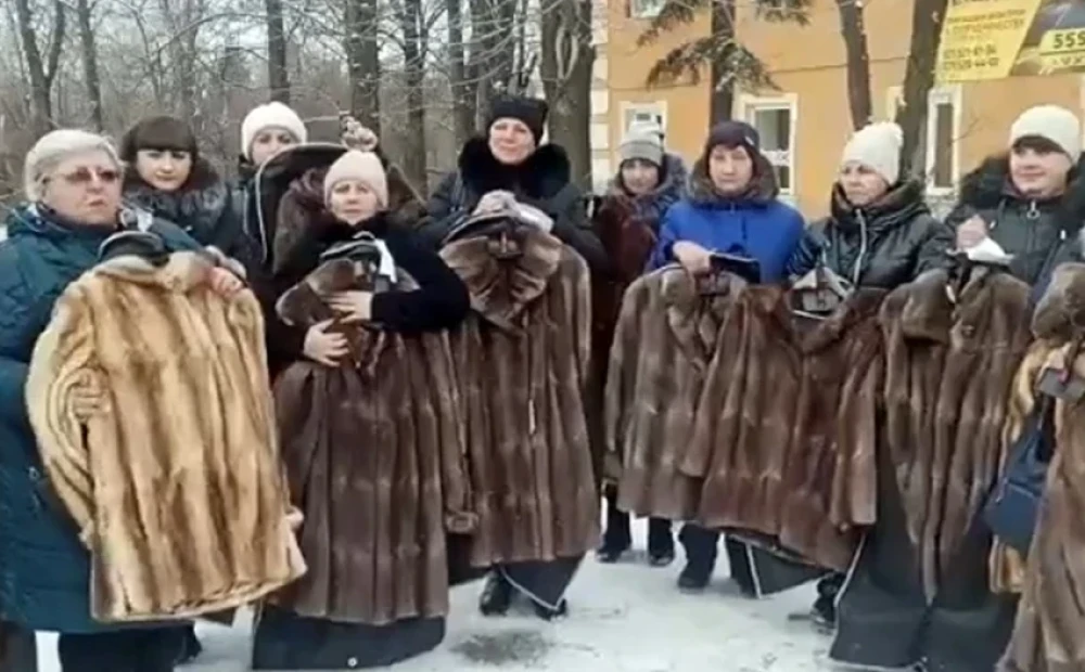 “There were also real widows, but fur coats were taken away from everyone” – the participants tell how they filmed a video with the “gifting” of fur coats in Donbass