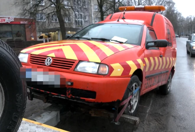 Aizdomīgā šofera auto tika aizvests ar autoevakuatoru