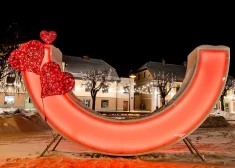 FOTO: romantiskas noskaņas kvēlo arī Latvijas pilsētās. Valentīndienas mīlestības uguns instalācijas
