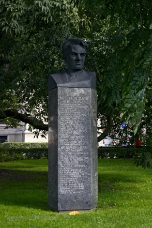 1978. gadā mēnesi un 27 dienas pirms savas nāves pie sava krūšutēla Rīgas kanālmalas apstādījumos tika Latvijas galvaspilsētā dzimušais padomju militārais zinātnieks Mstislavs Keldišs.