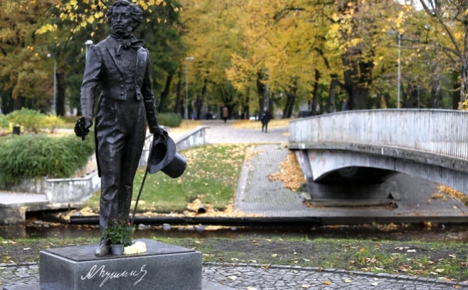 Izrādās, ka 2009. gadā kanālmalā uzliktais piemineklis krievu dzejdarim Aleksandram Pušķinam uzsliets nelegāli.