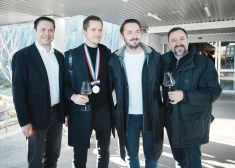 Raimonds Tomsons ar atbalstītājiem pie Rīgas lidostas 2023. gada 14. februārī.