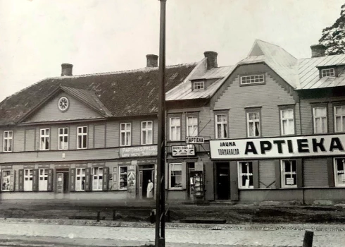 Осенью 1931 года на Виенибас гатве, 49 открылась Torņakalna Jaunā aptieka