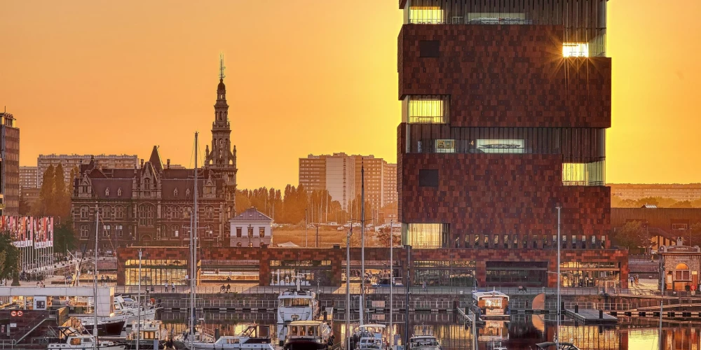 Antverpene ir Beļģijas pilsēta valsts ziemeļu daļā Šeldes upes grīvā, Flandrijā. Antverpenes provinces administratīvais centrs un lielākā pilsēta. Atrodas 50 kilometrus uz ziemeļiem no Beļģijas galvaspilsētas Briseles. Pilsētas kopējā platība ir 204,51 km², pēc 2013. gada datiem pilsētā dzīvo 502 604 iedzīvotāji.